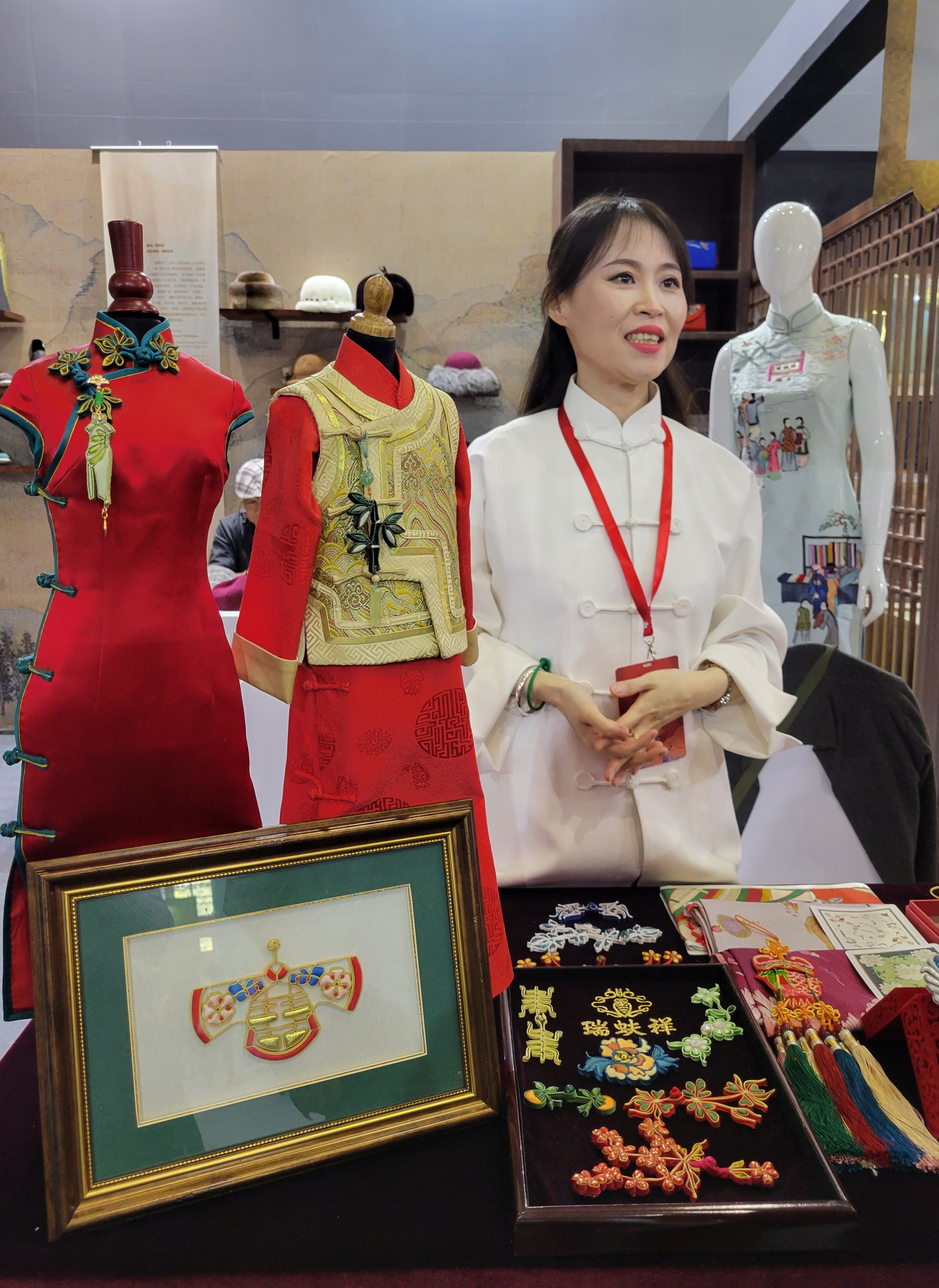 Εκπρόσωπος της κινεζικής τέχνης υφασμάτινων κουμπιών στην 1η Διεθνή Εβδομάδα Άυλης Πολιτιστικής Κληρονομιάς στο Πεκίνο, 22 Οκτωβρίου 2023. (Φωτογραφία: Εύα Παπαζή/CRI Greek)