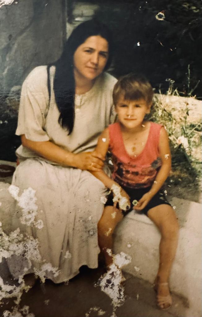 Flogerti ne moshe te vogel me mamane e tij Majlinden (Foto personale)