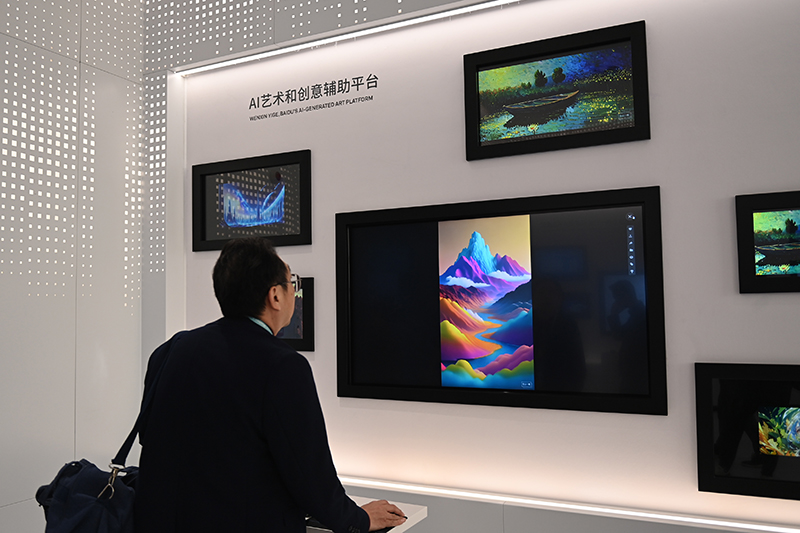 Ένας επισκέπτης βιώνει δημιουργική ζωγραφική από τεχνητή νοημοσύνη (AI) στο Παγκόσμιο Μουσείο Επιστήμης και Τεχνολογίας του Παγκόσμιου Διαδικτύου στο Γουτζέν, στην επαρχία Τζετζιάνγκ της ανατολικής Κίνας, στις 7 Νοεμβρίου 2023. [Φωτογραφία/Xinhua]
