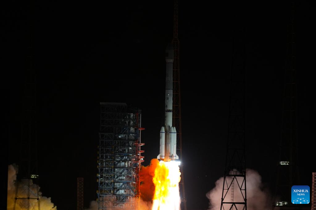Ένας πύραυλος φορέας Long March-3B που μεταφέρει τον δορυφόρο Zhongxing-6E εκτοξεύεται από το Κέντρο Εκτόξευσης Δορυφόρου Σιτσάνγκ στην επαρχία Σιτσουάν της νοτιοδυτικής Κίνας, 9 Νοεμβρίου 2023. Η Κίνα έστειλε με επιτυχία την Πέμπτη νέο δορυφόρο στο διάστημα. Ο δορυφόρος, Zhongxing-6E, μπήκε με επιτυχία στην προγραμματισμένη τροχιά. (Φωτογραφία Chen Haojie/Xinhua)