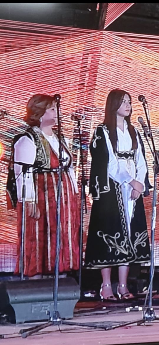 Donika Proko Pecallri ne skenen e festivalit folklorik (Foto personale)
