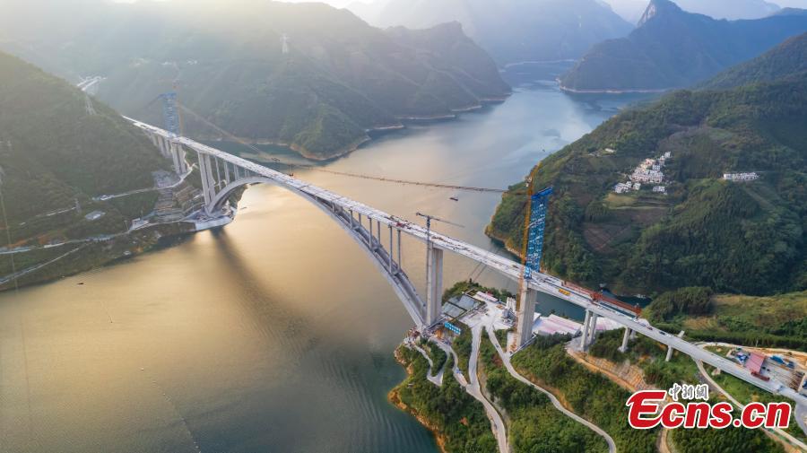 Ολοκληρώνεται η κατασκευή της κύριας δομής της γέφυρας Τιεν’ε Λονγκτάν, της μεγαλύτερης αψίδας στον κόσμο, στην κομητεία Τιεν’ε της πόλης Χετσί, στην αυτόνομη περιφέρεια Γκουανγκσί Τζουάνγκ της νότιας Κίνας, 10 Νοεμβρίου 2023. (Φωτογραφία από την China News Service)