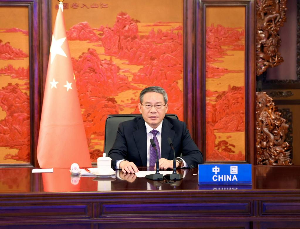 Ο Κινέζος πρωθυπουργός Λι Τσιάνγκ παρευρίσκεται στην τηλεσύνοδο ηγετών της G20 και εκφωνεί ομιλία στη συνάντηση, στο Πεκίνο, πρωτεύουσα της Κίνας, 22 Νοεμβρίου 2023. (Xinhua/Liu Weibing)
