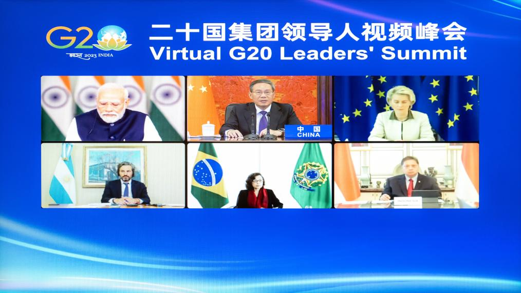 Ο Κινέζος πρωθυπουργός Λι Τσιάνγκ παρευρίσκεται στην τηλεσύνοδο ηγετών της G20 και εκφωνεί ομιλία στη συνάντηση, στο Πεκίνο, πρωτεύουσα της Κίνας, 22 Νοεμβρίου 2023. (Xinhua/Zhai Jianlan)
