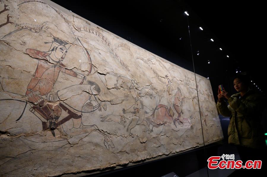 Ένας τοιχογραφικός πίνακας εκτίθεται στο Μουσείο τοιχογραφιών της Δυναστείας των Βόρειων Τσι στο Ταϊγιουάν, την πρωτεύουσα της επαρχίας Σανσί στην βόρεια Κίνα, στις 14 Νοεμβρίου 2023. (Φωτογραφία: China News Service/Wei Liang)