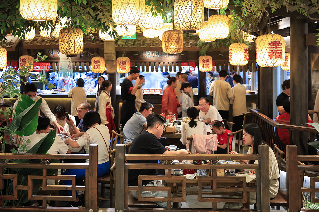 Un restaurant plin de la Nanjing în vacanța Zilei Naționale (4 octombrie 2023/CFP)
