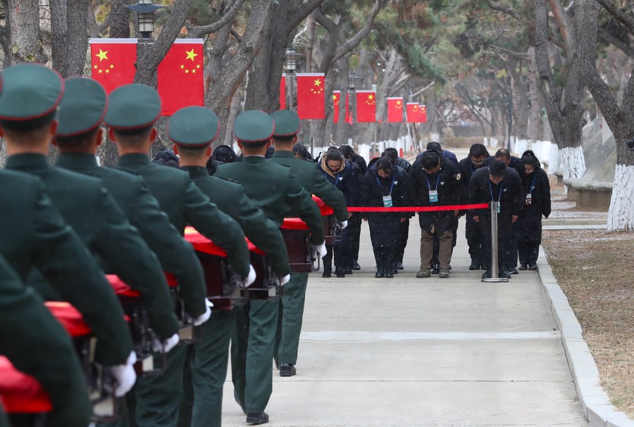 Ο κόσμος αποτίει φόρο τιμής στα φέρετρα που περιέχουν τα λείψανα των μαρτύρων των Εθελοντών του Κινεζικού Λαού (CPV) στο νεκροταφείο μαρτύρων του CPV στο Σενγιάνγκ, στην επαρχία Λιαονίνγκ της βορειοανατολικής Κίνας, 23 Νοεμβρίου 2023. (Xinhua/Yang Qing)