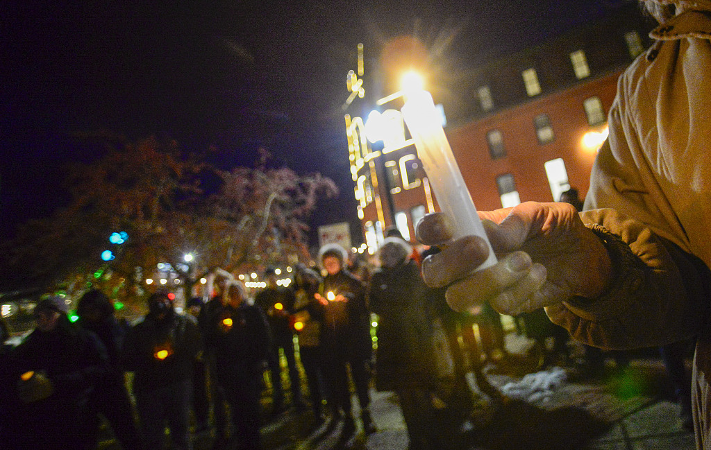 Oamenii adunați în parcul Pliny să se roage pentru cei trei studenți împușcați (27 noiembrie/CFP)