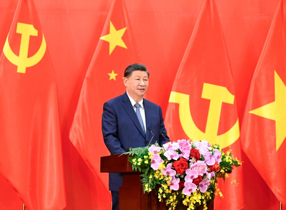 Ο Γενικός Γραμματέας της Κεντρικής Επιτροπής του Κομμουνιστικού Κόμματος Κίνας και Κινέζος Πρόεδρος Σι Τζινπίνγκ εκφωνεί μια βασική ομιλία κατά τη διάρκεια συνάντησης με εκπροσώπους νεαρών Κινέζων και Βιετναμέζων και ανθρώπους που συνέβαλαν στη φιλία Κίνας-Βιετνάμ στο Ανόι, Βιετνάμ, 13 Δεκεμβρίου 2023. Ο Σι και η σύζυγός του Πενγκ Λιγιουάν συναντήθηκαν εδώ με αυτούς τους εκπροσώπους μαζί με τον Γενικό Γραμματέα της Κεντρικής Επιτροπής του Κομμουνιστικού Κόμματος του Βιετνάμ Νγκουγιέν Φου Τρονγκ και τη σύζυγό του. (Xinhua/ Shen Hong)