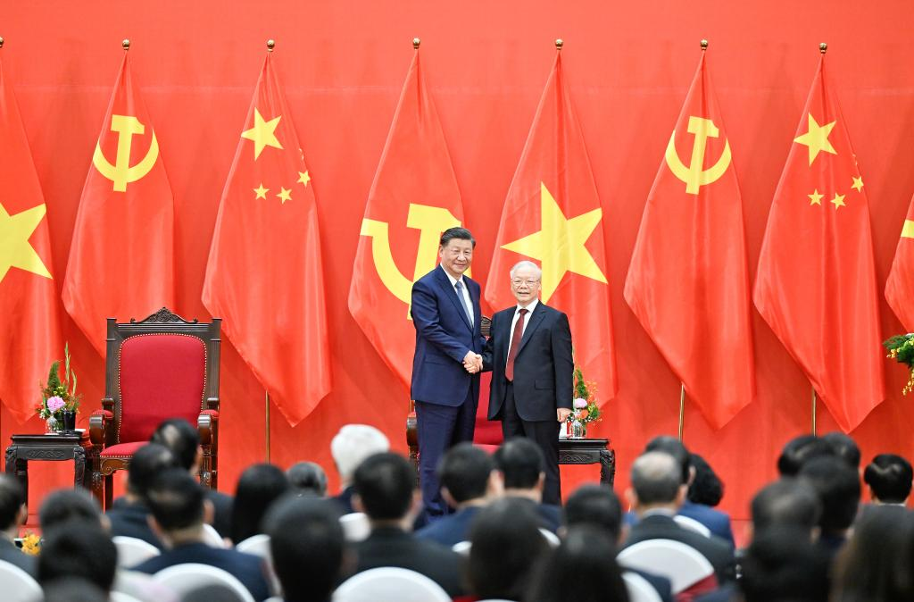 Ο Γενικός Γραμματέας της Κεντρικής Επιτροπής του Κομμουνιστικού Κόμματος Κίνας και Κινέζος Πρόεδρος Σι Τζινπίνγκ και η σύζυγός του Πενγκ Λιγιουάν μαζί με τον Γενικό Γραμματέα της Κεντρικής Επιτροπής του Κομμουνιστικού Κόμματος του Βιετνάμ Νγκουγιέν Φου Τρονγκ και τη σύζυγό του συναντώνται με εκπροσώπους νεαρών Κινέζων και Βιετναμέζων και ανθρώπους που συνέβαλαν στη φιλία Κίνας-Βιετνάμ στο Ανόι του Βιετνάμ, 13 Δεκεμβρίου 2023. (Xinhua/Yin Bogu)