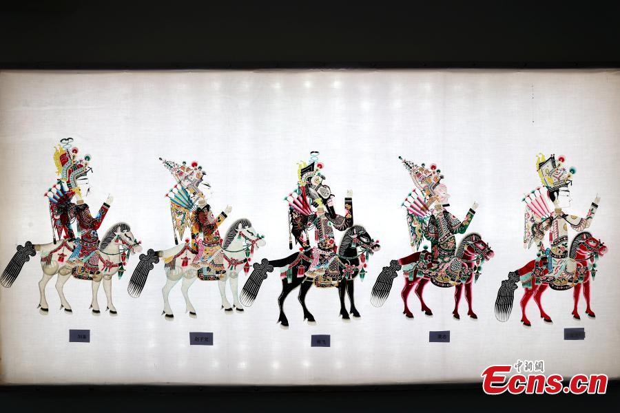 Οι μαριονέτες σε έναν θίασο θεάτρου σκιών στο Σινίν, στην επαρχία Τσινγκχάι της βορειοδυτικής Κίνας, 14 Δεκεμβρίου 2023. (Φωτογραφία: China News Service/Xue Di) 