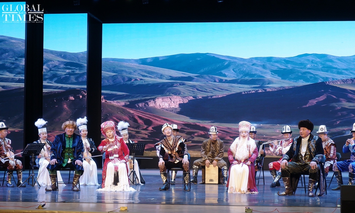 Ο Γιουμτάλ Γετκού (κέντρο), ένας από τους κληρονόμους του επικού ποιήματος και του τραγουδιού του Μανάς, τραγουδάει το Μανάς σε ένα τοπικό πολιτιστικόστην αυτόνομη νομαρχία Κιζιλσού Κιργκίζ της Αυτόνομης Περιφέρειας Σιντζιάνγκ Ουιγκούρ της βορειοδυτικής Κίνας, χορεύουν και τραγουδούν στις 11 Δεκεμβρίου 2023. Φωτογραφία: Xu Keyue/GT