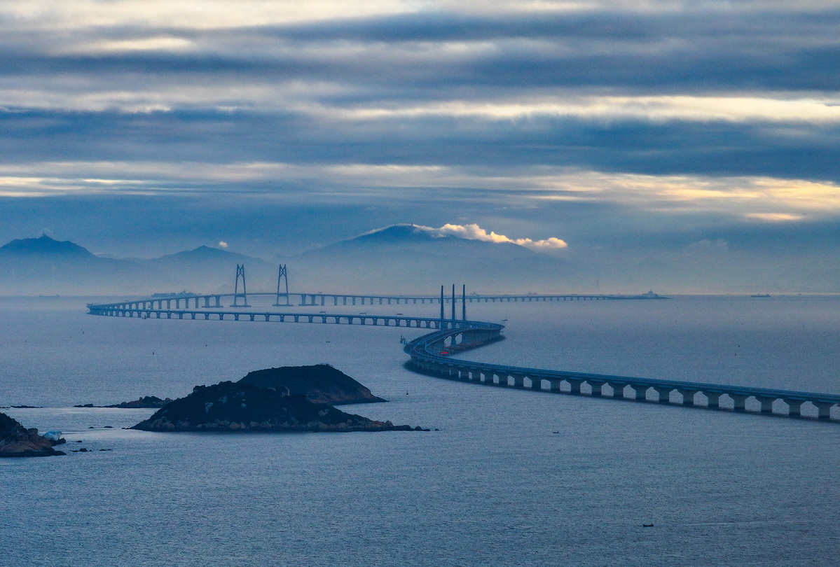 Η αεροφωτογραφία του τραβήχτηκε στις 15 Δεκεμβρίου 2023 δείχνει τη γέφυρα Χονγκ Κονγκ-Τζουχάι-Μακάο. [Φωτογραφία/Xinhua]