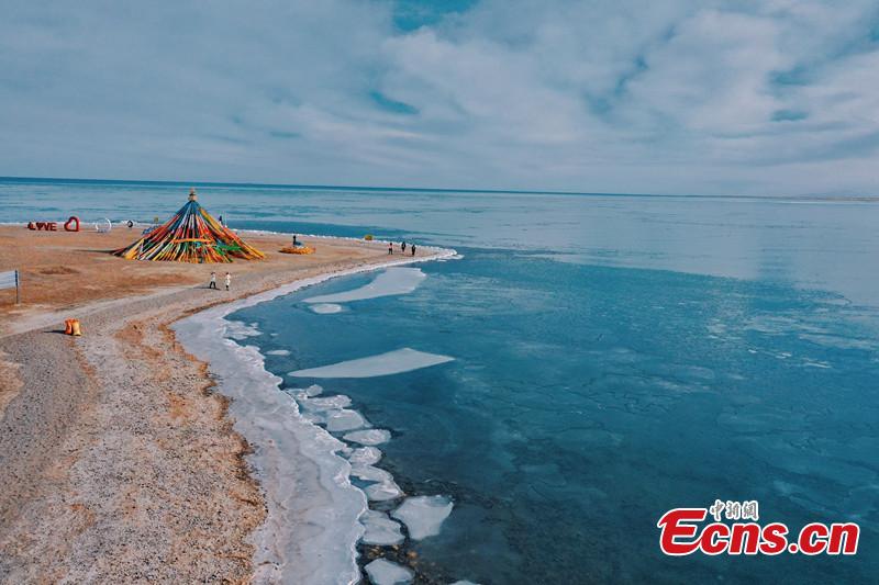 Όπως μπορούμε να δούμε στις παρακάτω φωτογραφίες, κομμάτια πάγου επιπλέουν στην επιφάνεια της λίμνης Τσινγκχάι, της μεγαλύτερης εσωτερικής αλμυρής λίμνης της Κίνας, στην κομητεία Γκονγκχέ της αυτονομίας του Χαϊνάν, βορειοδυτική επαρχία Τσινγκχάι της Κίνας, στις 13 Δεκεμβρίου 2023. (Φωτογραφία: China News Service/Ma Mingyan)