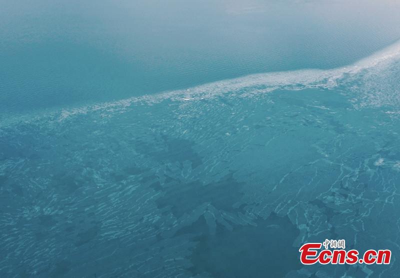 Όπως μπορούμε να δούμε στις παρακάτω φωτογραφίες, κομμάτια πάγου επιπλέουν στην επιφάνεια της λίμνης Τσινγκχάι, της μεγαλύτερης εσωτερικής αλμυρής λίμνης της Κίνας, στην κομητεία Γκονγκχέ της αυτονομίας του Χαϊνάν, βορειοδυτική επαρχία Τσινγκχάι της Κίνας, στις 13 Δεκεμβρίου 2023. (Φωτογραφία: China News Service/Ma Mingyan)