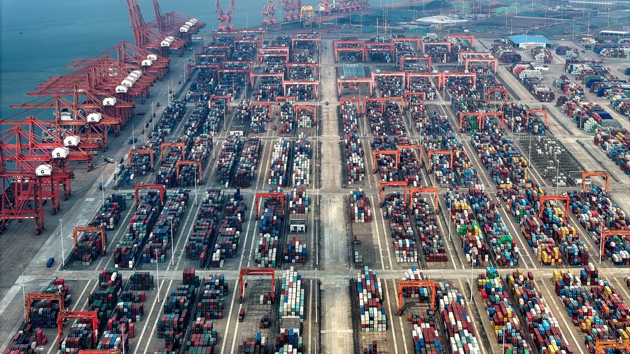 Αυτή η αεροφωτογραφία που τραβήχτηκε στις 24 Νοεμβρίου 2023 δείχνει τον αυτόματο τερματικό σταθμό εμπορευματοκιβωτίων στο λιμάνι Τσιντζόου στο Τσιντζόου, στην αυτόνομη περιοχή Γκουανγκσί Τζουάνγκ της νότιας Κίνας. (Xinhua/Zhang Ailin)