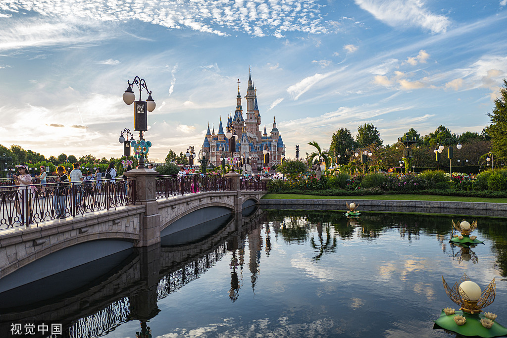 Τουρίστες επισκέπτονται το θέρετρο της Disney στην Σαγκάη, 1 Σεπτεμβρίου 2023. [Φωτογραφία/VCG]