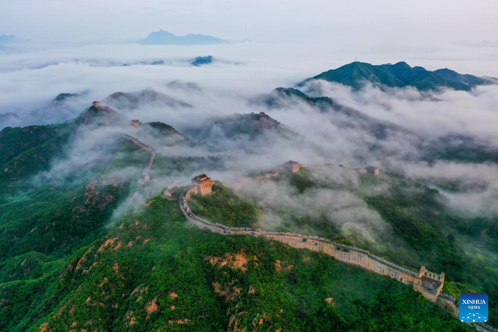 Αυτή η αεροφωτογραφία που τραβήχτηκε στις 23 Ιουλίου 2023 δείχνει το θερινό τοπίο στο τμήμα Τζινσανλίνγκ του Σινικού Τείχους στην κομητεία Λουανπίνγκ, στην επαρχία Χεμπέι της βόρειας Κίνας.  (Φωτογραφία Zhou Wanping/Xinhua)