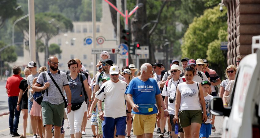 Turistë italianë në Shqipëri (Foto Gazeta Si)