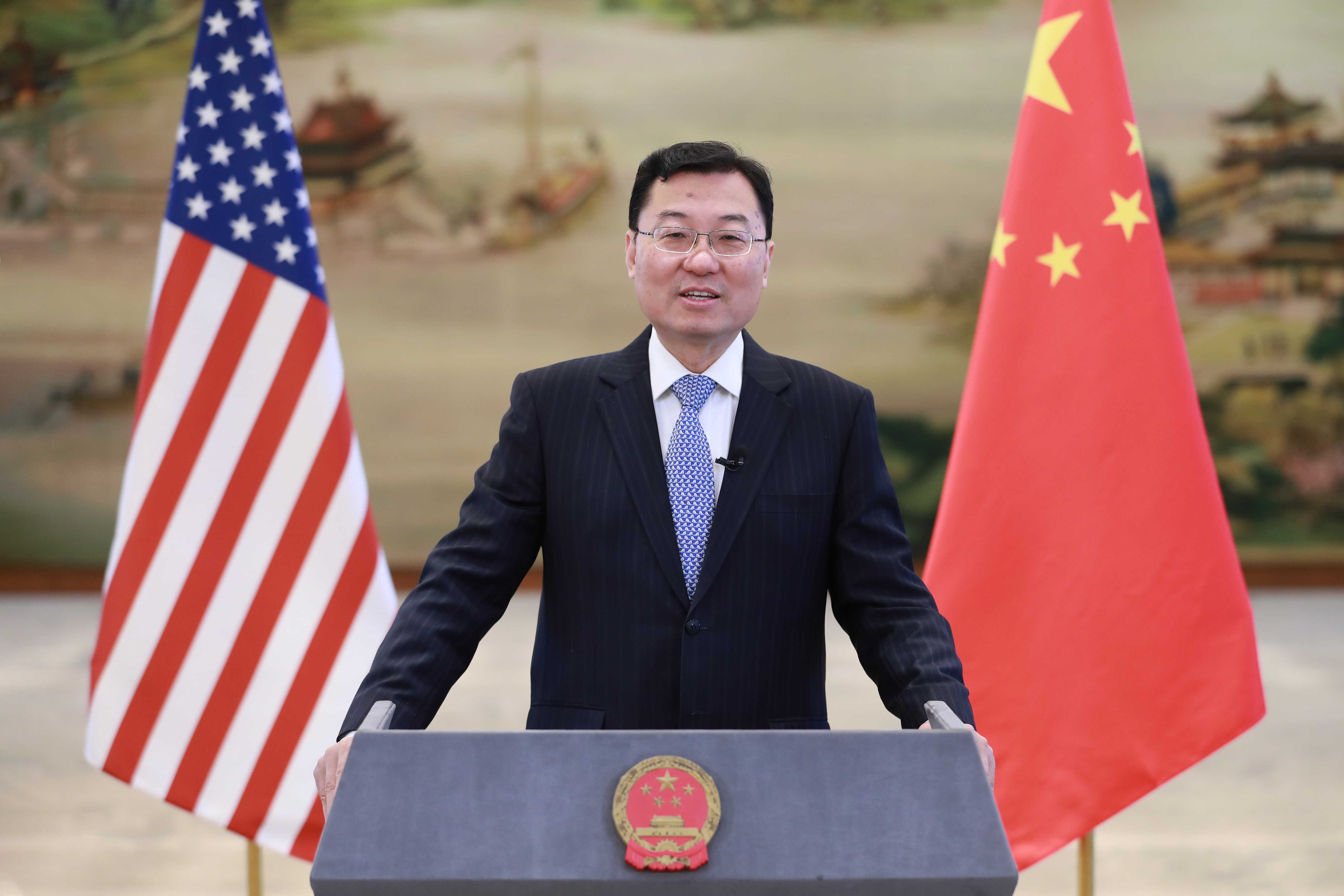 Ο Κινέζος Πρέσβης στις ΗΠΑ, Σιε Φενγκ, εκφωνεί ομιλία στο Carter Center Forum, για τον εορτασμό της 45ης επετείου από την ίδρυση των σχέσεων Κίνας-ΗΠΑ, στις 9 Ιανουαρίου 2023. /Κινεζική πρεσβεία στις Η.Π.Α.