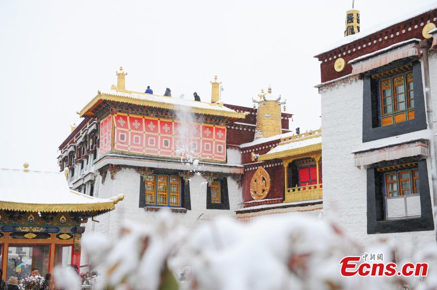 Τοπίο του ναού Τζοχάνγκ μετά από το χιόνι στη Λάσα, στην αυτόνομη περιοχή Σιζάνγκ (Θιβέτ) της νοτιοδυτικής Κίνας, 18 Ιανουαρίου 2024. (Φωτογραφία/China News Service)
