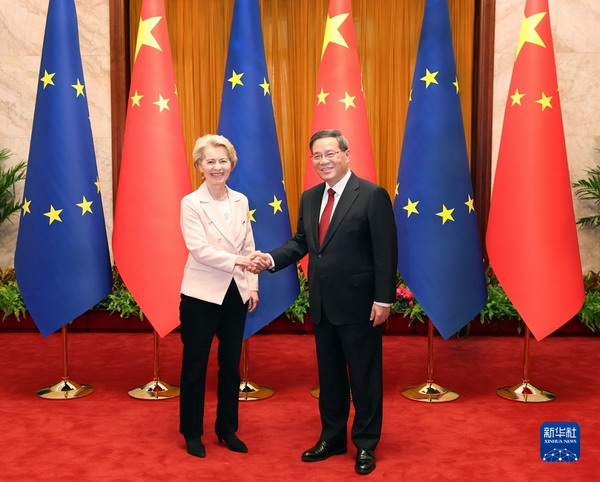 Kryeministri kinez Li Qiang dhe presidentja e Komisionit Europian Ursula von der Leyen (Foto Ministria e jashtme e Kinës)