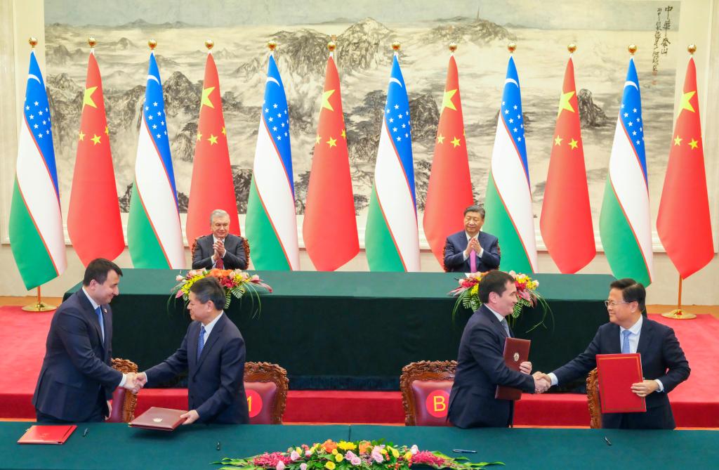 Ο Κινέζος Πρόεδρος Σι Τζινπίνγκ και ο Πρόεδρος της Δημοκρατίας του ΟυζμπεκιστάνΣαβκάτ Μιρζίγιοεφ είναι μάρτυρες της υπογραφής μιας σειράς εγγράφων σχετικά με τη συνεργασία Ζώνη και Δρόμος, την οικονομική και τεχνολογική συνεργασία, τη συνδεσιμότητα, την προστασία του περιβάλλοντος, τη νέα ενέργεια, την επιστήμη και τον πολιτισμό μετά τις συνομιλίες τους στη Μεγάλη Αίθουσα του Λαού στο Πεκίνο, πρωτεύουσα της Κίνας, 24 Ιανουαρίου 2024. Ο Σι είχε συνομιλίες με τον Μιρζίγιοεφ, ο οποίος βρίσκεται στην Κίνα για κρατική επίσκεψη, στο Πεκίνο την Τετάρτη. (Xinhua/Ding Lin)