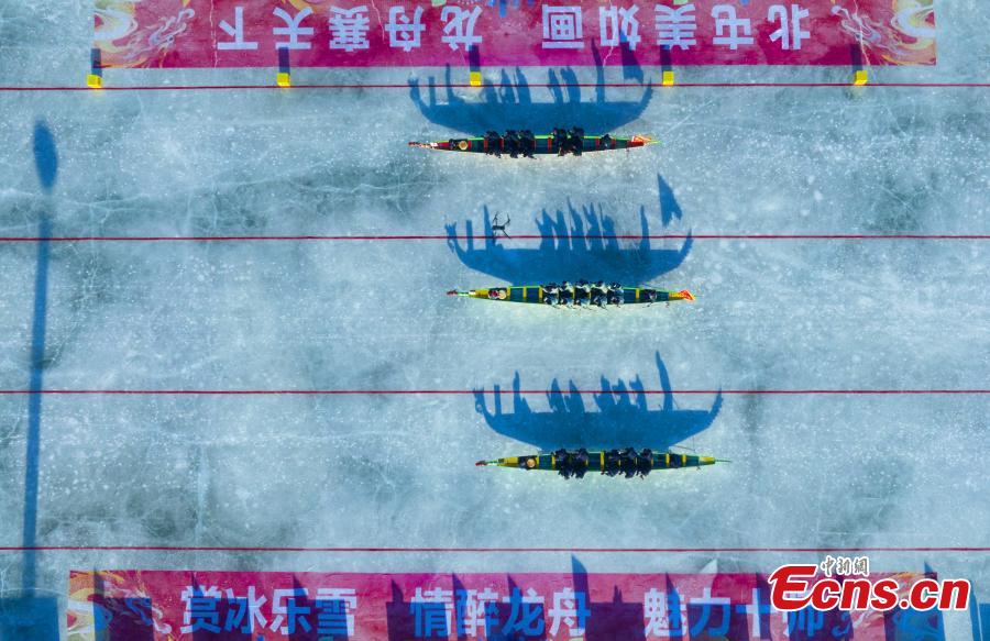 Οι αγωνιζόμενοι σε ένα παγωμένο ποτάμι στην πόλη Μπεϊτούν, στην αυτόνομη περιοχή Σιντζιάνγκ Ουιγκούρ της βορειοδυτικής Κίνας, στις 18 Ιανουαρίου 2024. (Φωτογραφία: China News Service/Li Zhenghu)
