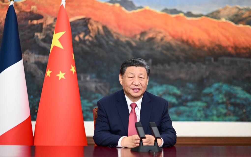 Ο Κινέζος Πρόεδρος Σι Τζινπίνγκ εκφωνεί μια ομιλία μέσω βίντεο σε μια δεξίωση για τον εορτασμό της 60ης επετείου από τη σύναψη διπλωματικών δεσμών μεταξύ Κίνας και Γαλλίας στο Πεκίνο, πρωτεύουσα της Κίνας, 25 Ιανουαρίου 2024. (Xinhua/Li Xueren)