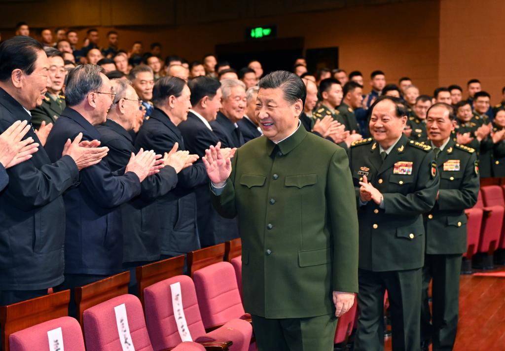 Ο Κινέζος Πρόεδρος Σι Τζινπίνγκ, επίσης γενικός γραμματέας της Κεντρικής Επιτροπής του Κομμουνιστικού Κόμματος Κίνας και πρόεδρος της Κεντρικής Στρατιωτικής Επιτροπής (CMC), απευθύνει χαιρετισμούς για το Φεστιβάλ της Άνοιξης στους βετεράνους του στρατού της χώρας, σε ένα γκαλά που διοργάνωσε το CMC για τους συνταξιούχους στρατιωτικούς των στρατευμάτων που εδρεύουν στο Πεκίνο, πρωτεύουσα της Κίνας, 29 Ιανουαρίου 2024. (Xinhua/Li Gang)