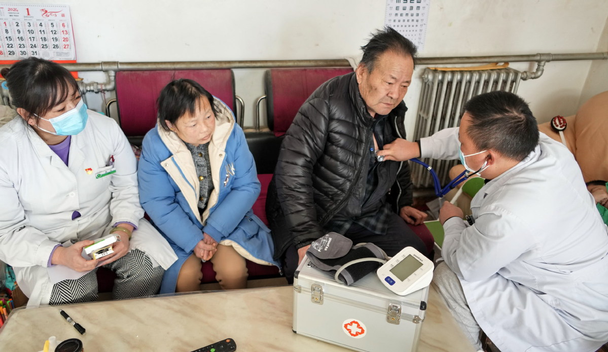 Ένας γιατρός εξετάζει έναν ασθενή στην περιοχή Ντασίνγκ του Πεκίνου, στις 22 Ιανουαρίου. [Φωτογραφία/Xinhua]