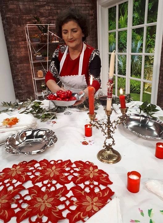 Adelina Theodhori duke pregatitur tavolinen per pashket (Foto personale)
