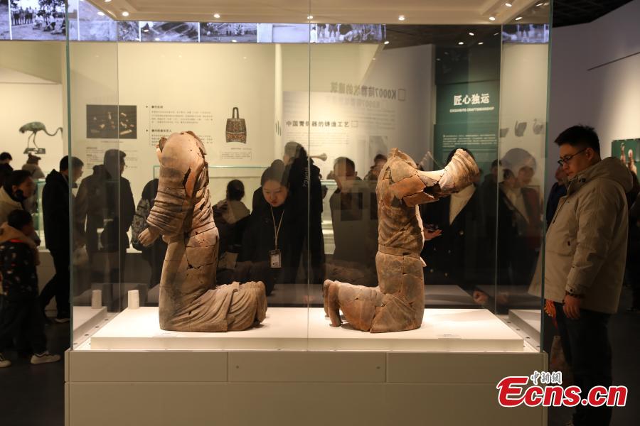 Μορφές από τερακότα που ανακαλύφθηκαν στο λάκκο K0007 του ΜαυσωλείουΤσινγκσιχουάνγκ εκτίθενται στο Μουσείο του Μαυσωλείου του Αυτοκράτορα Τσινσιχουάνγκ στο Σι’αν, στην επαρχία Σαανσί της βορειοδυτικής Κίνας, 31 Ιανουαρίου 2024 (Φωτογραφία: China News Service/Zhang Yuan)