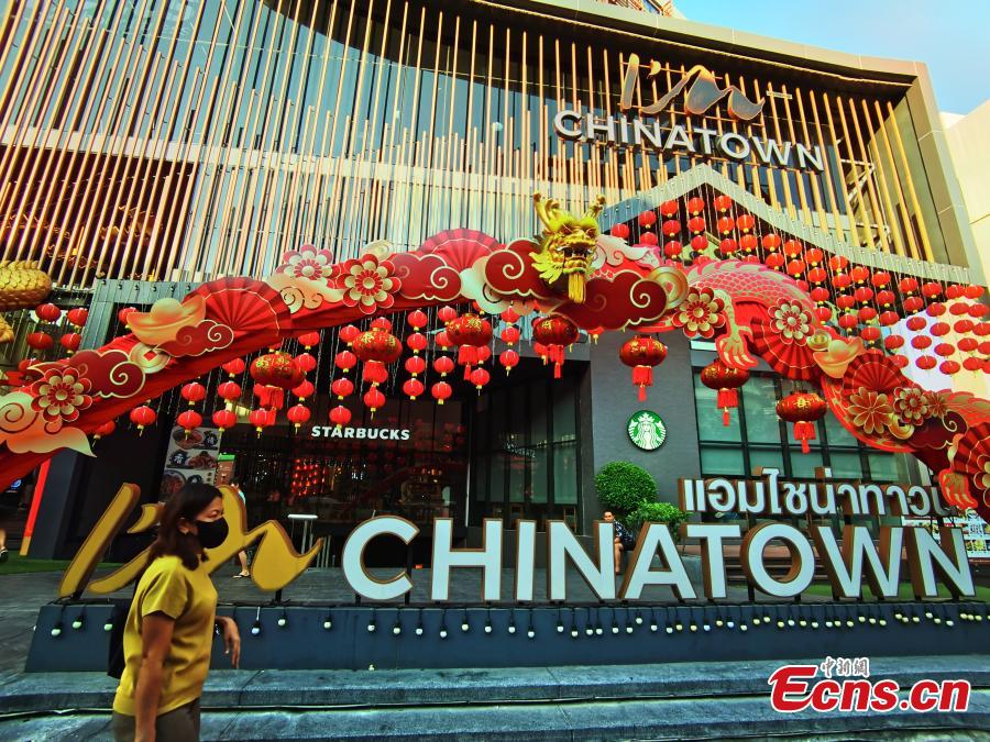 Οι διακοσμήσεις για την επερχόμενη κινεζική Πρωτοχρονιά είναι κρεμασμένες κατά μήκος της Chinatown στην Μπανγκόκ, Ταϊλάνδη, 5 Φεβρουαρίου 2024. (Φωτογραφία: China News Service/Li Yingmin) 