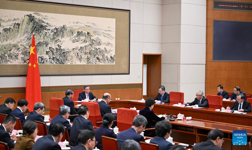 Ο Κινέζος πρωθυπουργός Λι Τσιάνγκ προεδρεύει της τρίτης ολομέλειας του Κρατικού Συμβουλίου στο Πεκίνο, πρωτεύουσα της Κίνας, 18 Φεβρουαρίου 2024. (Xinhua/Xie Huanchi)