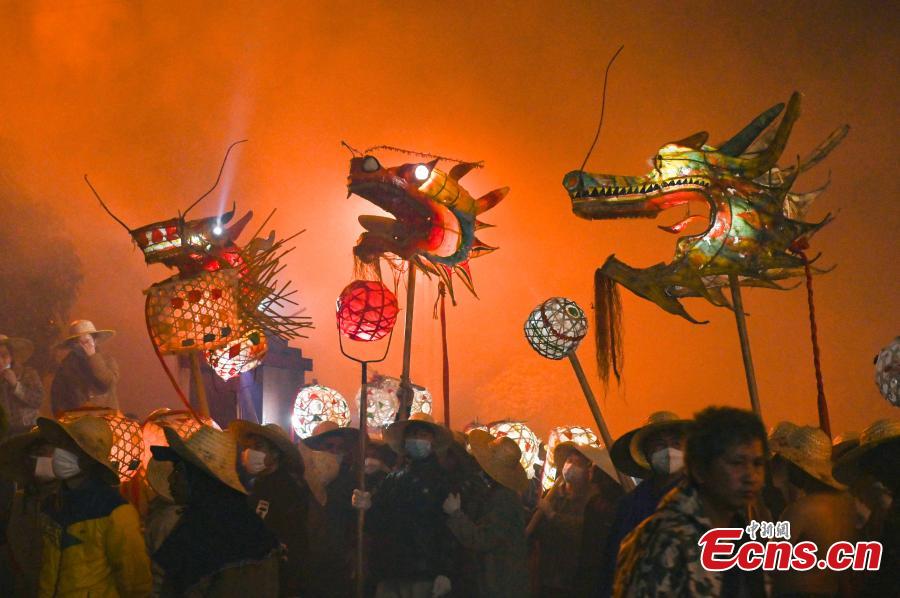 Παρουσιάζοντας τον χορό του δράκου με πυροτεχνήματα για τον εορτασμό της κινεζικής Πρωτοχρονιάς στην πόλη Μενγκσί, της αυτόνομης κομητείας Σονγκτάο Μιάο κοντά στην πόλη Τόνγκρεν, της επαρχίας Γκουιτζόου της νοτιοδυτικής Κίνας, στις 18 Φεβρουαρίου 2024. (Φωτογραφία: China News Service/Xie Huifang)