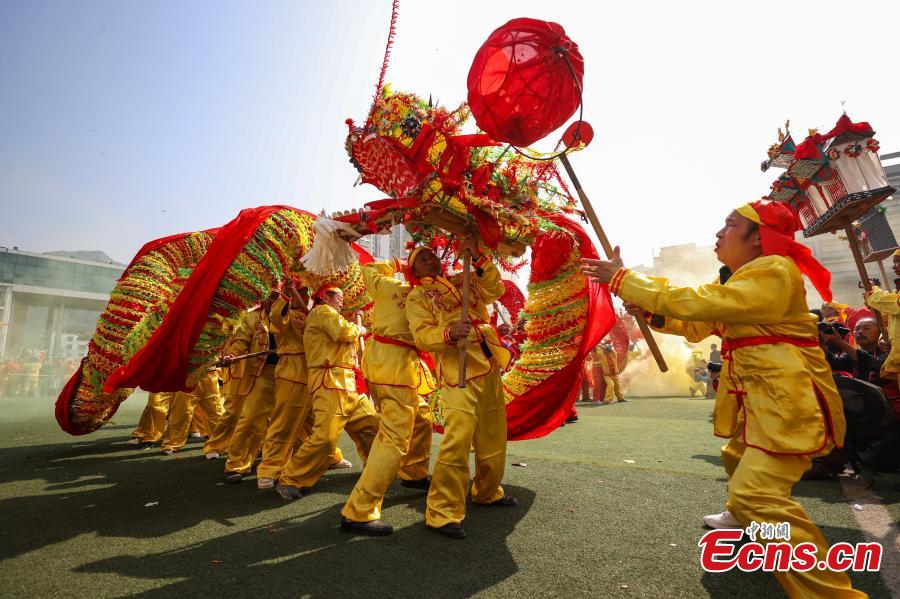 Μέλη της εθνότητας Γκελάο εκτελούν τον χορό δράκου για να γιορτάσουν το Μαολόνγκ στην κομητεία Σιτσιέν κοντά στην πόλη Τονγκρέν, στην επαρχία Γκουιτζόου της νοτιοδυτικής Κίνας, στις 20 Φεβρουαρίου 2024. (Φωτογραφία: China News Service/Qu Honglun)