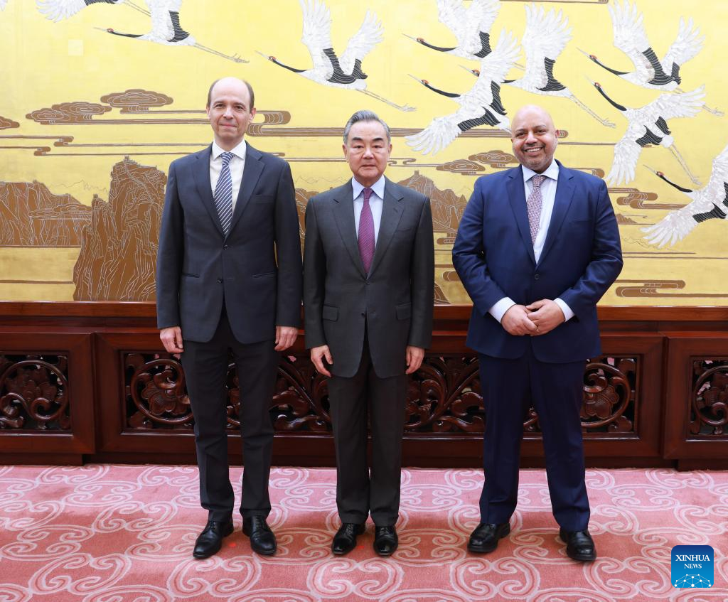 Ο Κινέζος υπουργός Εξωτερικών Γουάνγκ Γι (κέντρο), επίσης μέλος του Πολιτικού Γραφείου της Κεντρικής Επιτροπής του Κομμουνιστικού Κόμματος της Κίνας, συναντά τον Tareq M. A. M. Albanai (δεξιά) και τον Alexander Marschik, συμπροέδρους των Διακυβερνητικών Διαπραγματεύσεων για τη Μεταρρύθμιση του Συμβουλίου Ασφαλείας των Ηνωμένων Εθνών της 78ης Συνόδου της Γενικής Συνέλευσης του ΟΗΕ, οι οποίοι είναι επίσης μόνιμοι αντιπρόσωποι στα Ηνωμένα Έθνη του Κουβέιτ και της Αυστρίας, στο Πεκίνο, πρωτεύουσα της Κίνας, 28 Φεβρουαρίου 2024. /Xinhua