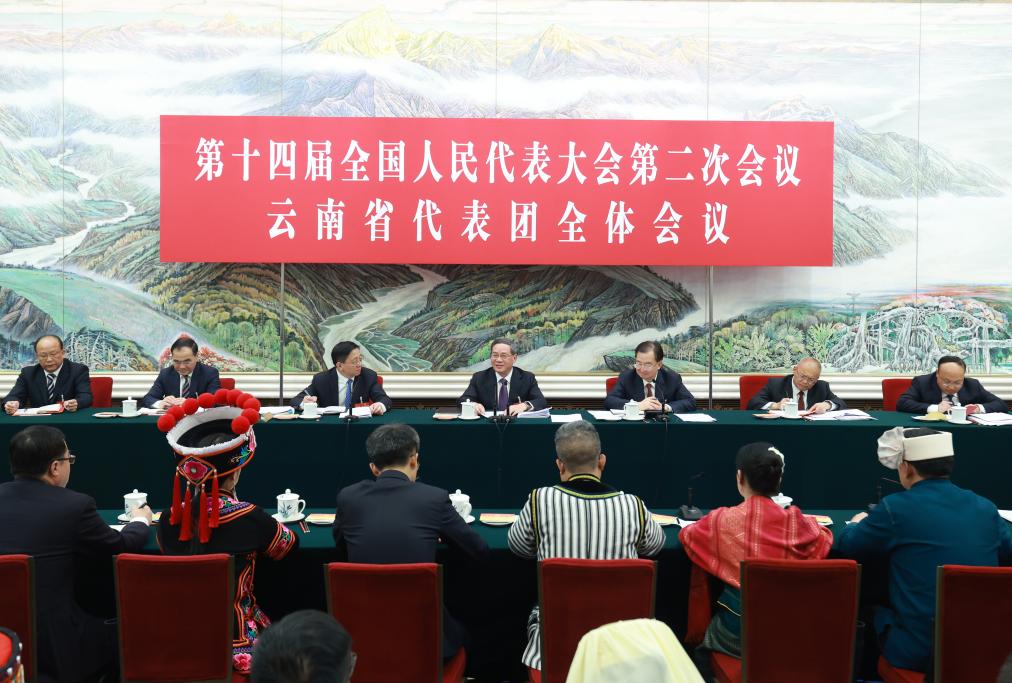Ο Λι Τσιάνγκ, Κινέζος πρωθυπουργός και μέλος της Μόνιμης Επιτροπής του Πολιτικού Γραφείου της Κεντρικής Επιτροπής του Κομμουνιστικού Κόμματος Κίνας, ενώνεται με τους συναδέλφους εκπροσώπους από την αντιπροσωπεία της επαρχίας Γιουνάν για να συζητήσουν σχετικά με την έκθεση εργασίας της κυβέρνησης στη δεύτερη σύνοδο του 14ου Εθνικού Λαϊκού Συνεδρίου (NPC) στο Πεκίνο, πρωτεύουσα της Κίνας, 5 Μαρτίου 2024. (Xinhua/Wang Ye)