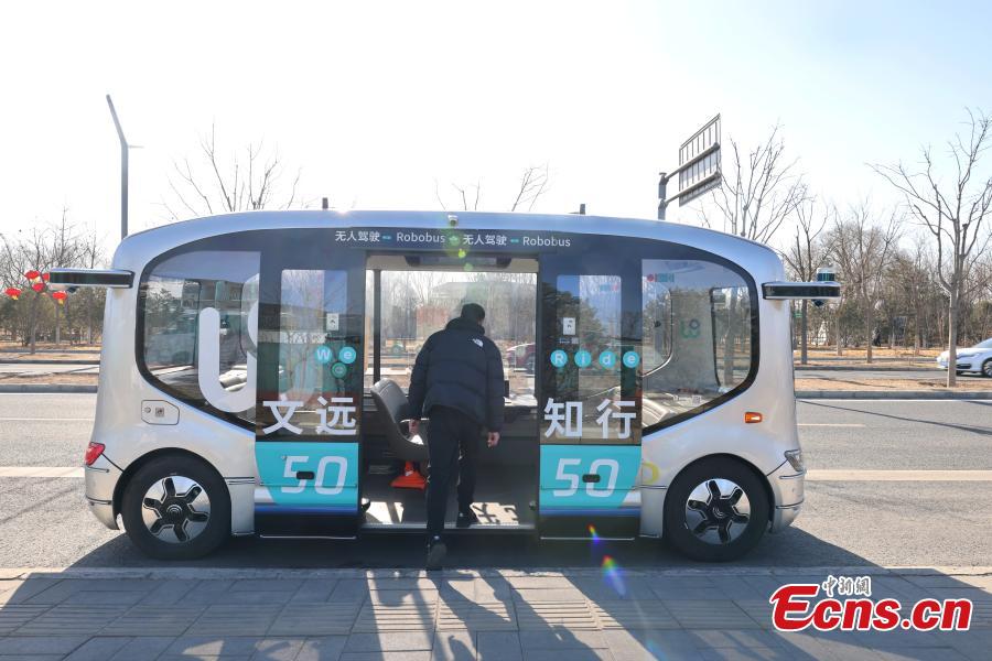 Ένας επιβάτης επιβιβάζεται σε ένα αυτόνομο λεωφορείο στην περιοχή Τονγκτζόου του Πεκίνου, στις 3 Μαρτίου 2024. (Φωτογραφία: China News Service/Yang Kejia)