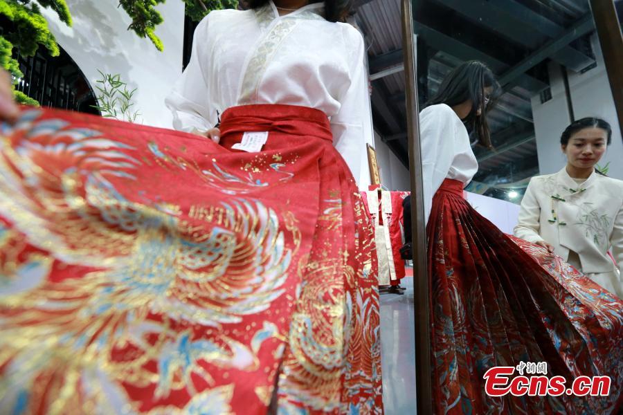 Πελάτες επιλέγουν φούστες με πρόσωπο αλόγου σε ένα εργοστάσιο ένδυσης στην κομητεία Τσαοσιέν,  στην επαρχία Σανντόνγκ της ανατολικής Κίνας, 4 Μαρτίου 2024. (Φωτογραφία: China News Service/Liang Ben)