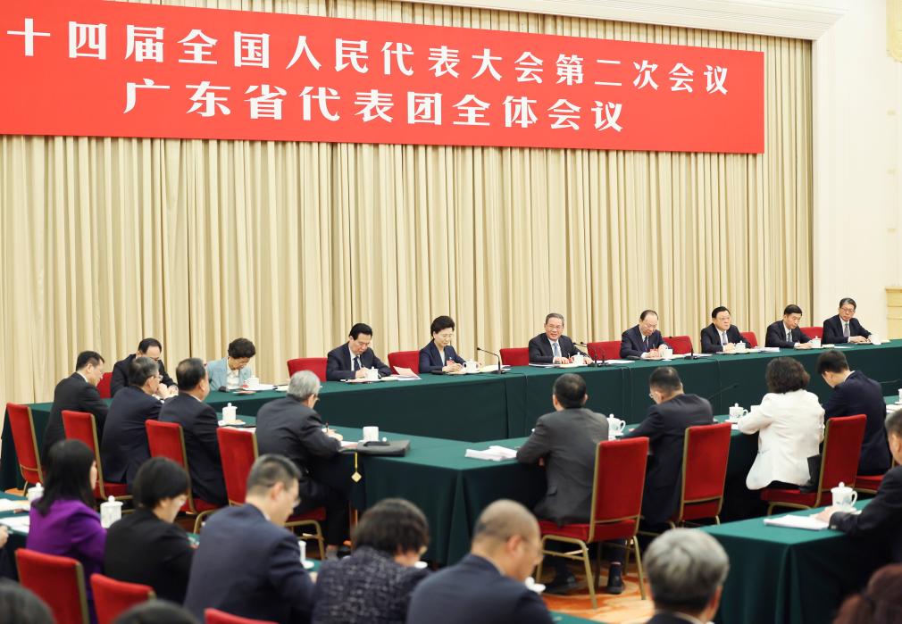 Ο Λι Τσιάνγκ, μέλος της Μόνιμης Επιτροπής του Πολιτικού Γραφείου της Κεντρικής Επιτροπής του Κομμουνιστικού Κόμματος Κίνας (ΚΚΚ) και Κινέζος πρωθυπουργός, συμμετέχει στη συζήτηση με εκπροσώπους από την αντιπροσωπεία της επαρχίας Γκουανγκντόνγκ στη δεύτερη σύνοδο του 14ου Εθνικού Λαϊκού Συνεδρίου (ΕΛΣ) στο Πεκίνο, πρωτεύουσα της Κίνας, 6 Μαρτίου 2024. (Xinhua/Yao Dawei)