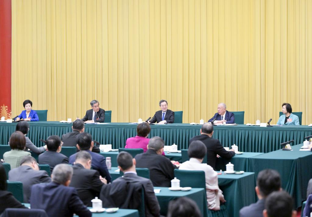 Ο Ντινγκ Σιουεσιάνγκ, μέλος της Μόνιμης Επιτροπής του Πολιτικού Γραφείου της Κεντρικής Επιτροπής του Κομμουνιστικού Κόμματος Κίνας και αναπληρωτής πρωθυπουργός της Κίνας, παρευρίσκεται σε μια κοινή ομαδική συνεδρίαση πολιτικών συμβούλων από ειδικές διοικητικές περιοχές του Χονγκ Κονγκ και του Μακάο στη δεύτερη σύνοδο της 14ης Εθνικής Επιτροπής της Κινεζικής Λαϊκής Πολιτικής Συμβουλευτικής Διάσκεψης στο Πεκίνο, πρωτεύουσα της Κίνας, 6 Μαρτίου 2024. (Xinhua/Gao Jie)