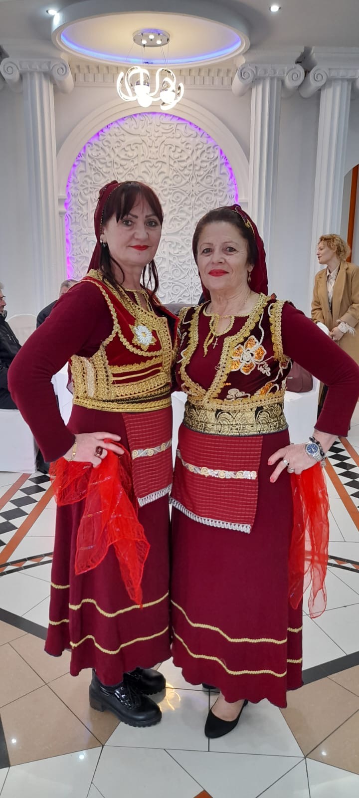 Aferdita Jonuzi dhe Parime Shahinaj me veshje popullore (Foto personale) 