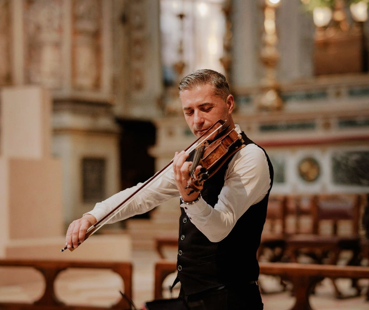 Eugjen Gargjola duke luajtur ne violine. (Foto personale)