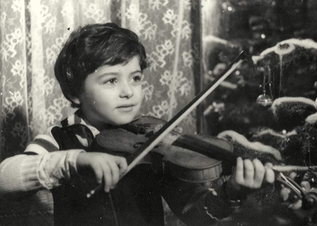 Eugjeni i vogel duke luajtur ne violine (Foto personale)