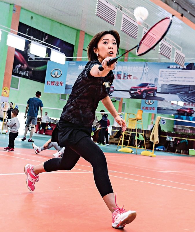 Μια γυναίκα παίζει μπάτμιντον στο Σενγιάνγκ, πρωτεύουσα της επαρχίας Λιαόνινγκ της βορειοανατολικής Κίνας.