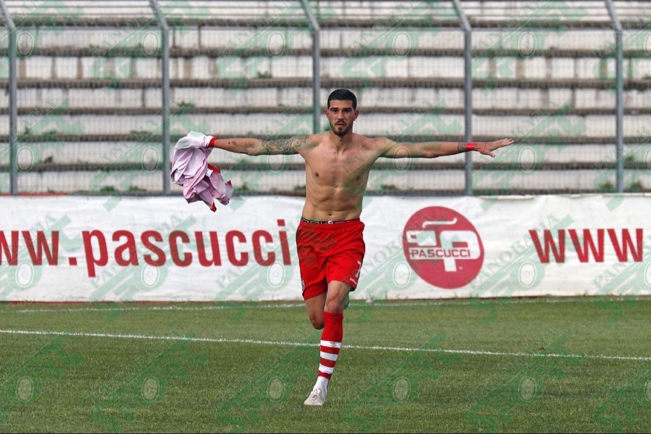 Elvi Berisha duke festuar pas nje goli (Foto personale)