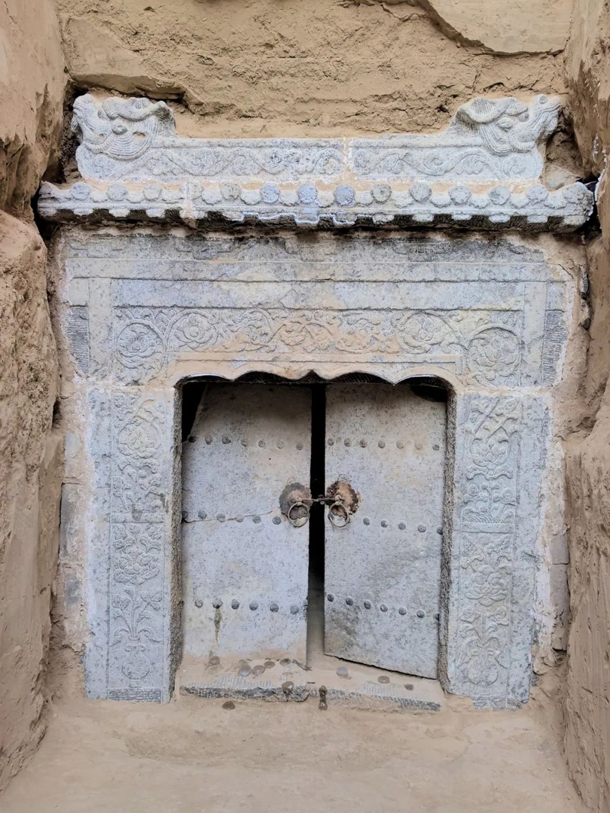 Ένας καλά διατηρημένος τάφος που χρονολογείται από τη δυναστεία Μινγκ (1368 μ.Χ – 1644 μ.Χ) που βρέθηκε στην πόλη Σιντζόου, επαρχία Σανσί. 