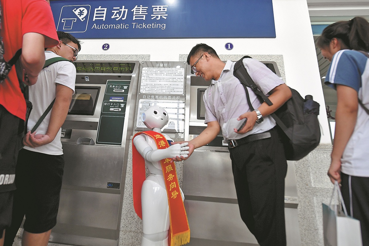Ένα ρομπότ εξυπηρετεί τους επιβάτες στο σιδηροδρομικό σταθμό Μπαϊγιανγκντιέν στις 10 Ιουλίου 2019. [Φωτογραφία από τον Sun Lijun/For China Daily]